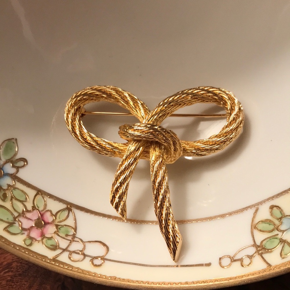 CHRISTIAN DIOR GOLD TWISTED CABLE BOW BROOCH